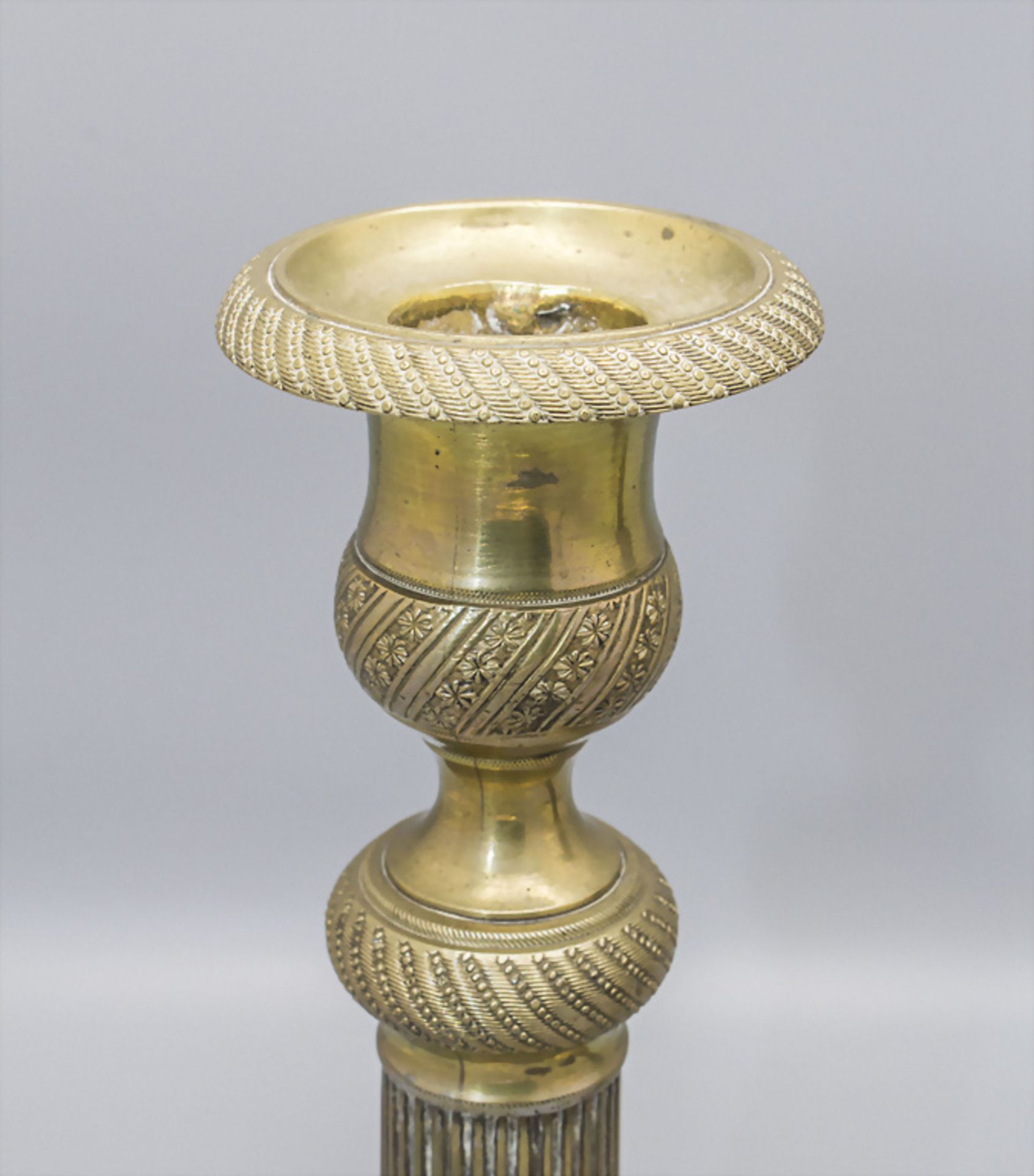 Paar Kerzenleuchter / A pair of brass candle holders, Frankreich, um 1780/90 - Image 2 of 3