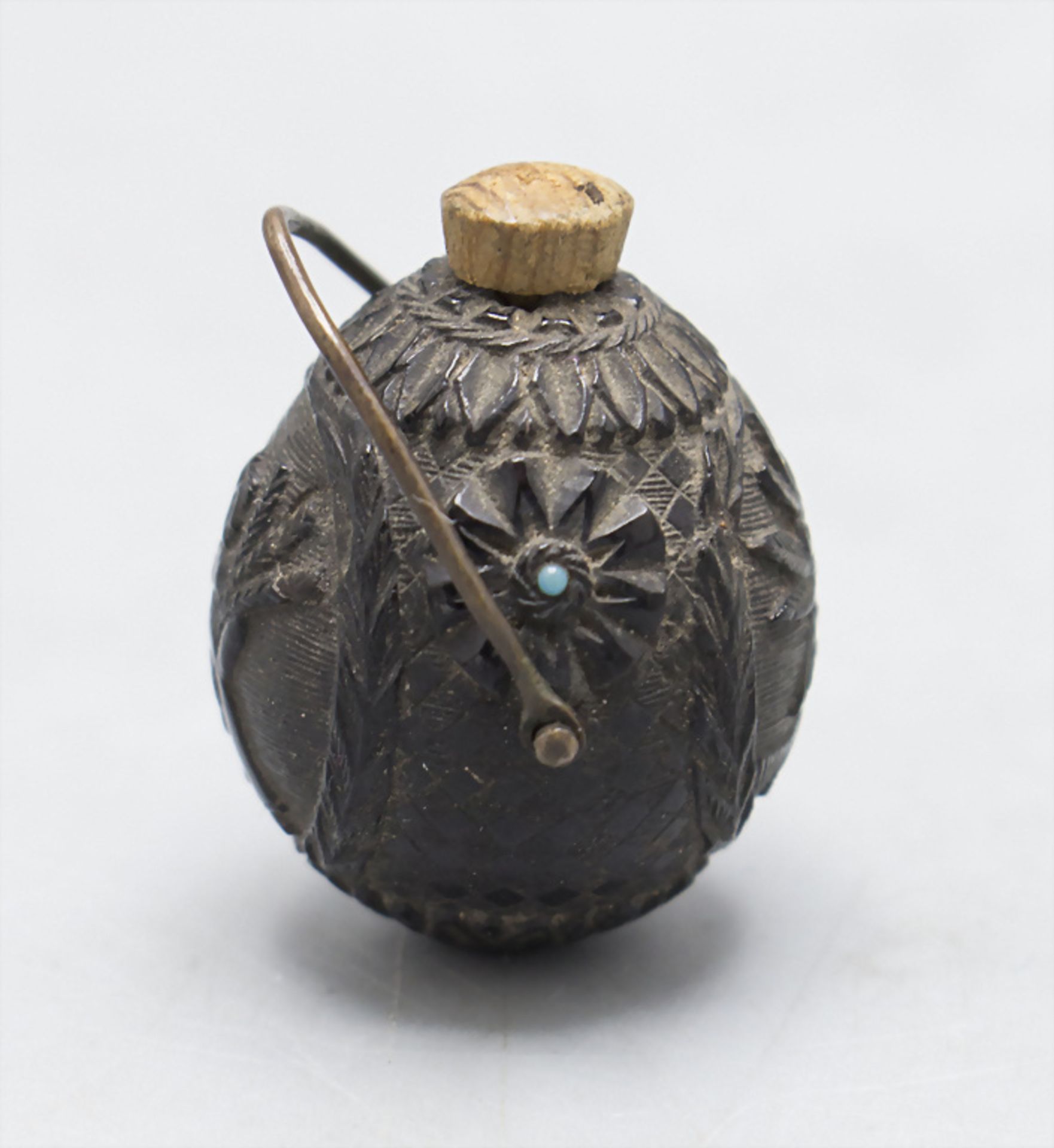 Miniatur Flakon aus einer geschnitzten Nuss / A finely carved nut as miniature flask/bottle, ... - Image 4 of 5