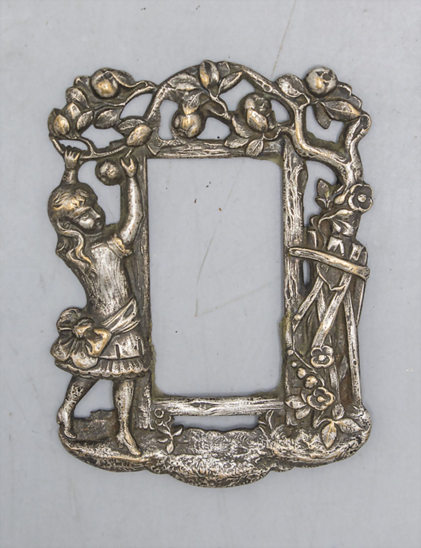 Miniatur Jugendstil Rahmen mit Mädchen / A miniature Art Nouveau frame with a girl picking an ...