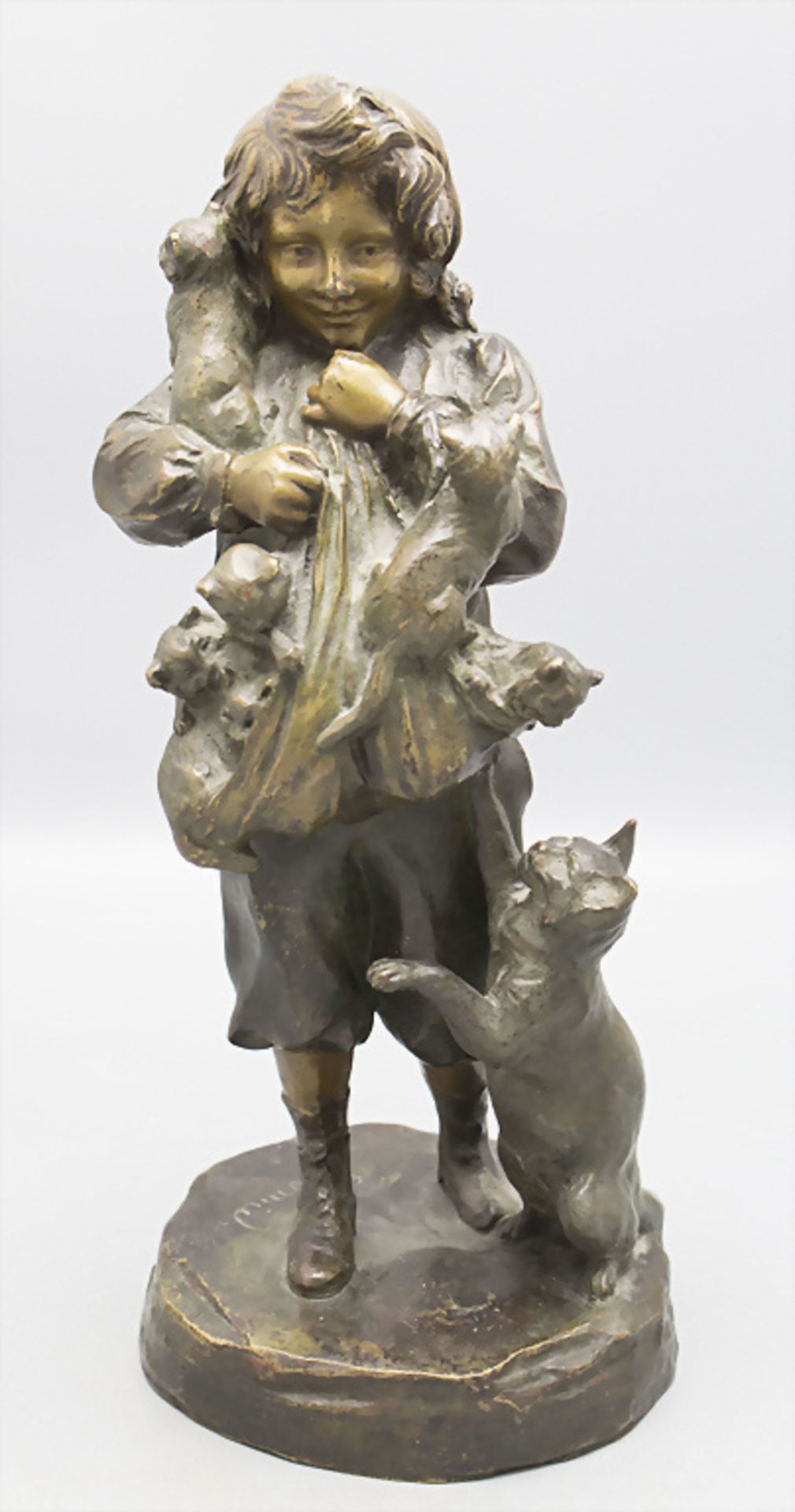 Bronzeskulptur 'Knabe mit Katzen' / A bronze sczulpture of a boy with cats, deutsch, um 1900