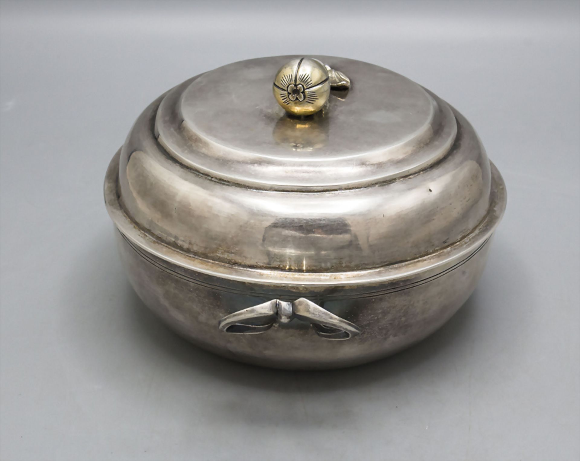 Écuelle / Wöchnerinnenschüssel / Légumier couvert en argent massif / A silver vegetable tureen ... - Image 2 of 13