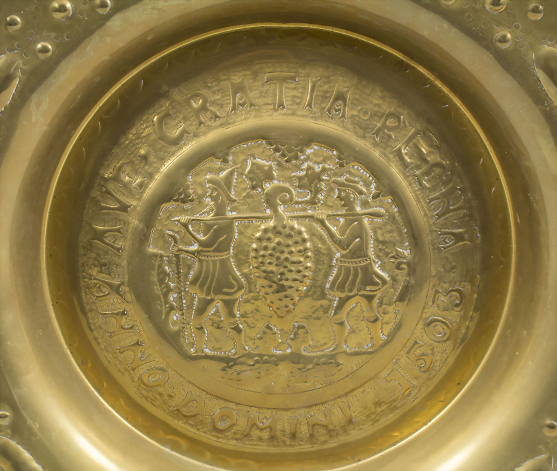 Beckenschlägerschüssel / A brass bowl, wohl Nürnberg, 16./17. Jh. - Bild 2 aus 4