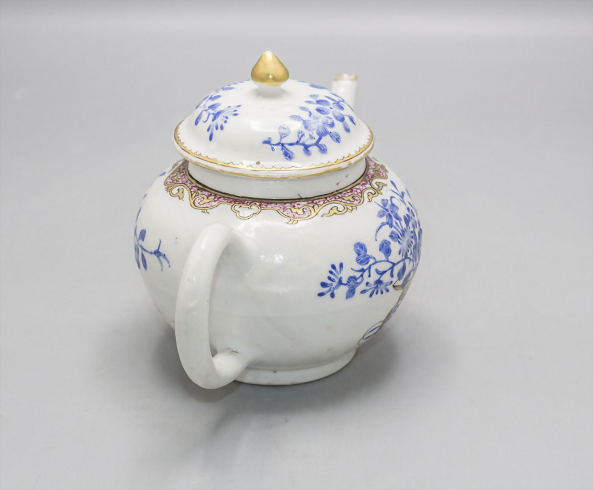 Teekännchen / A porcelain tea pot, Qing-Dynastie (1644-1911), wohl Qianlong-Periode (1736-1795) - Bild 4 aus 5