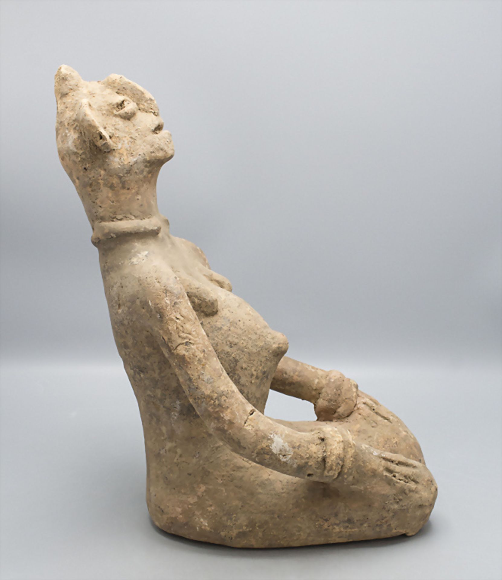 Knieende Terracotta Skulptur vom Stamm der Bankoni, Mali, wohl 19. Jh. - Image 2 of 5