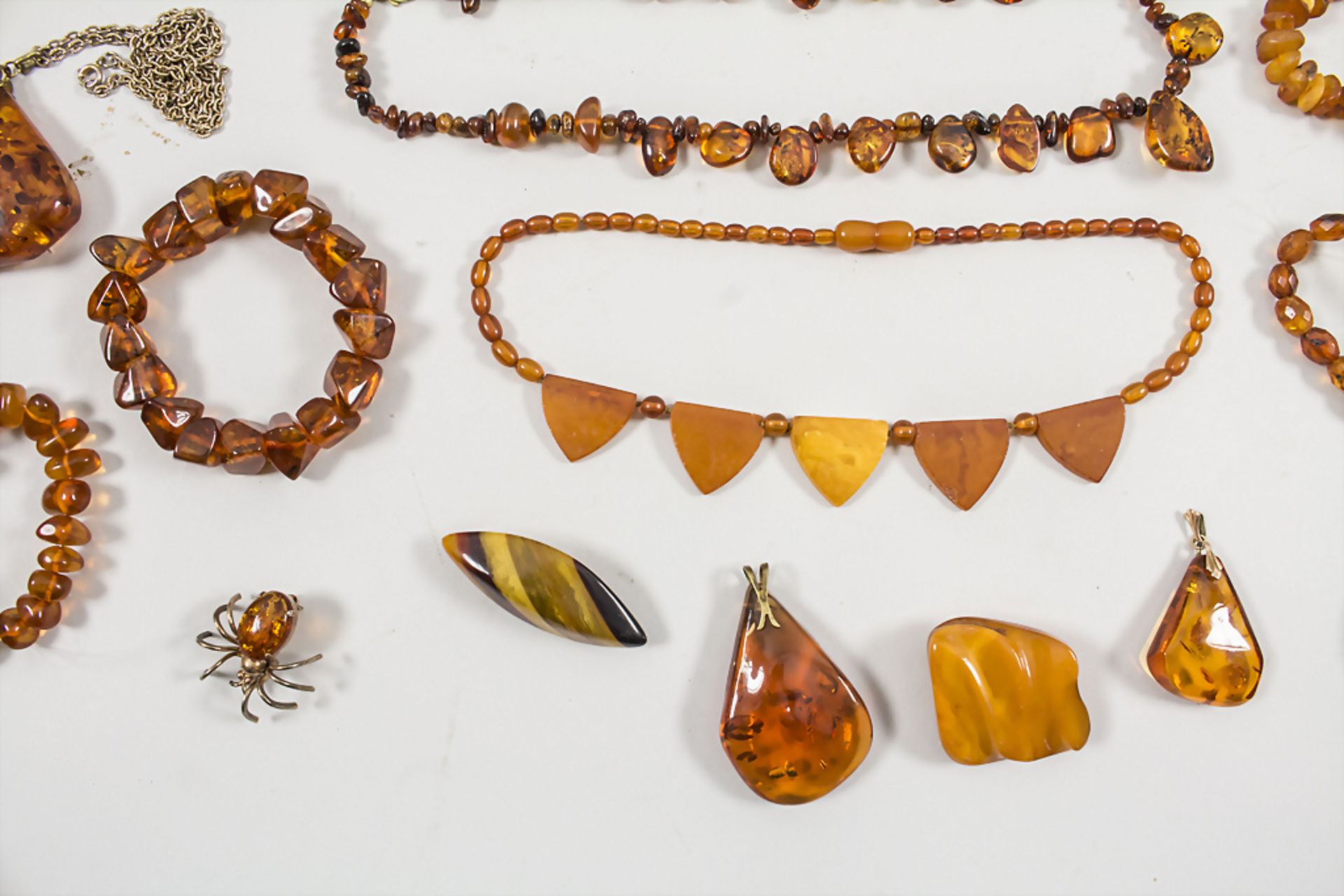 Großes Konvolut Bernstein-Schmuck / A large set of amber jewellery - Bild 2 aus 8