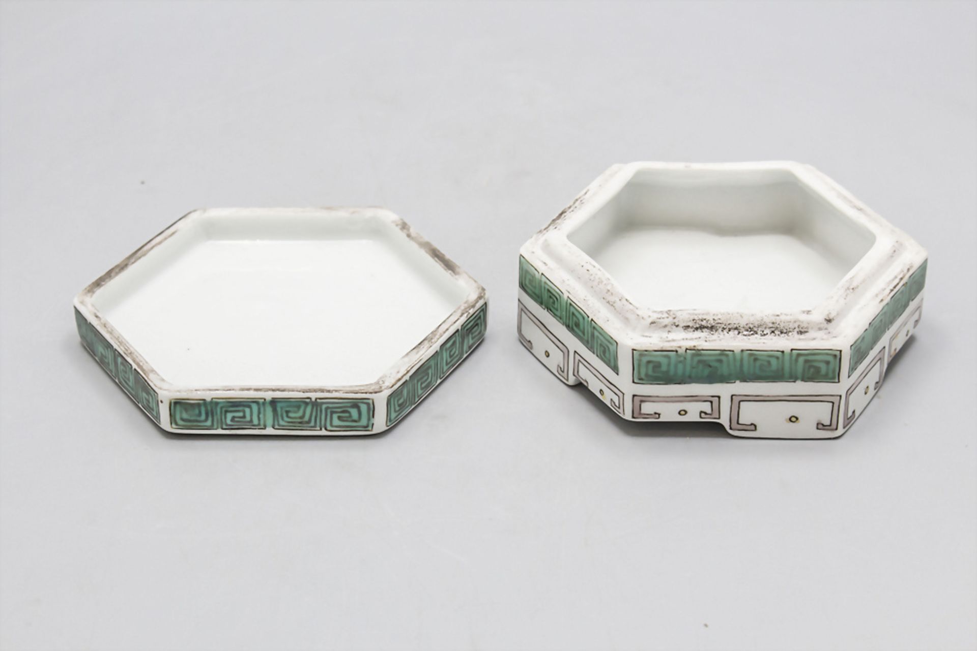 Deckeldose / A lidded porcelain box, China, Qing-Dynastie (1644-1911), 18./19. Jh. - Bild 3 aus 6