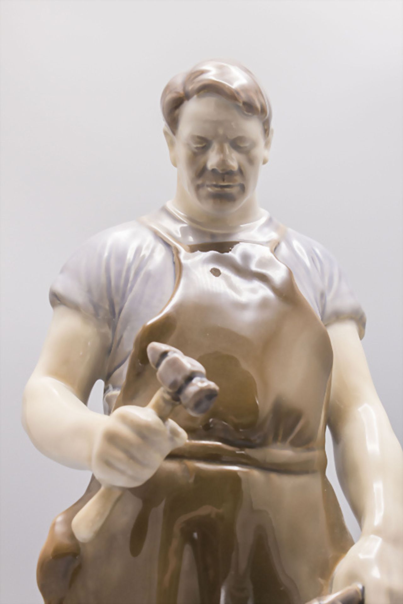 Porzellanfigur 'Schmied' / A porcelain figure of a blacksmith, Bing & Gröndahl, Copenhagen - Bild 5 aus 8