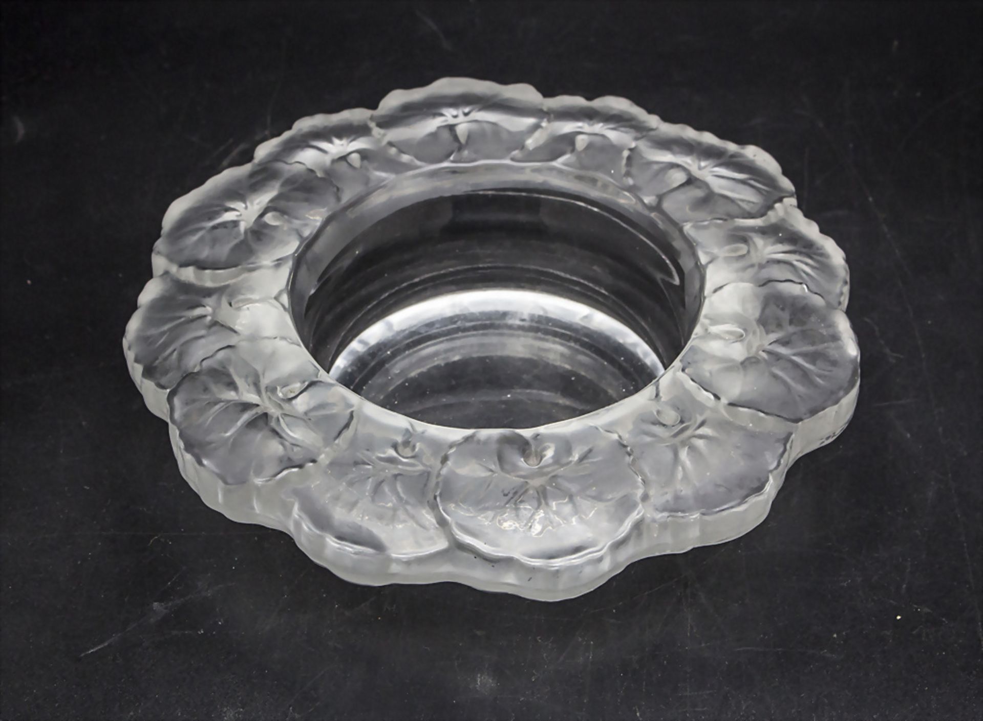 Zierschale 'Honfleur' / A decorative crystal glass bowl with geranium pattern, Lalique, Paris, ...