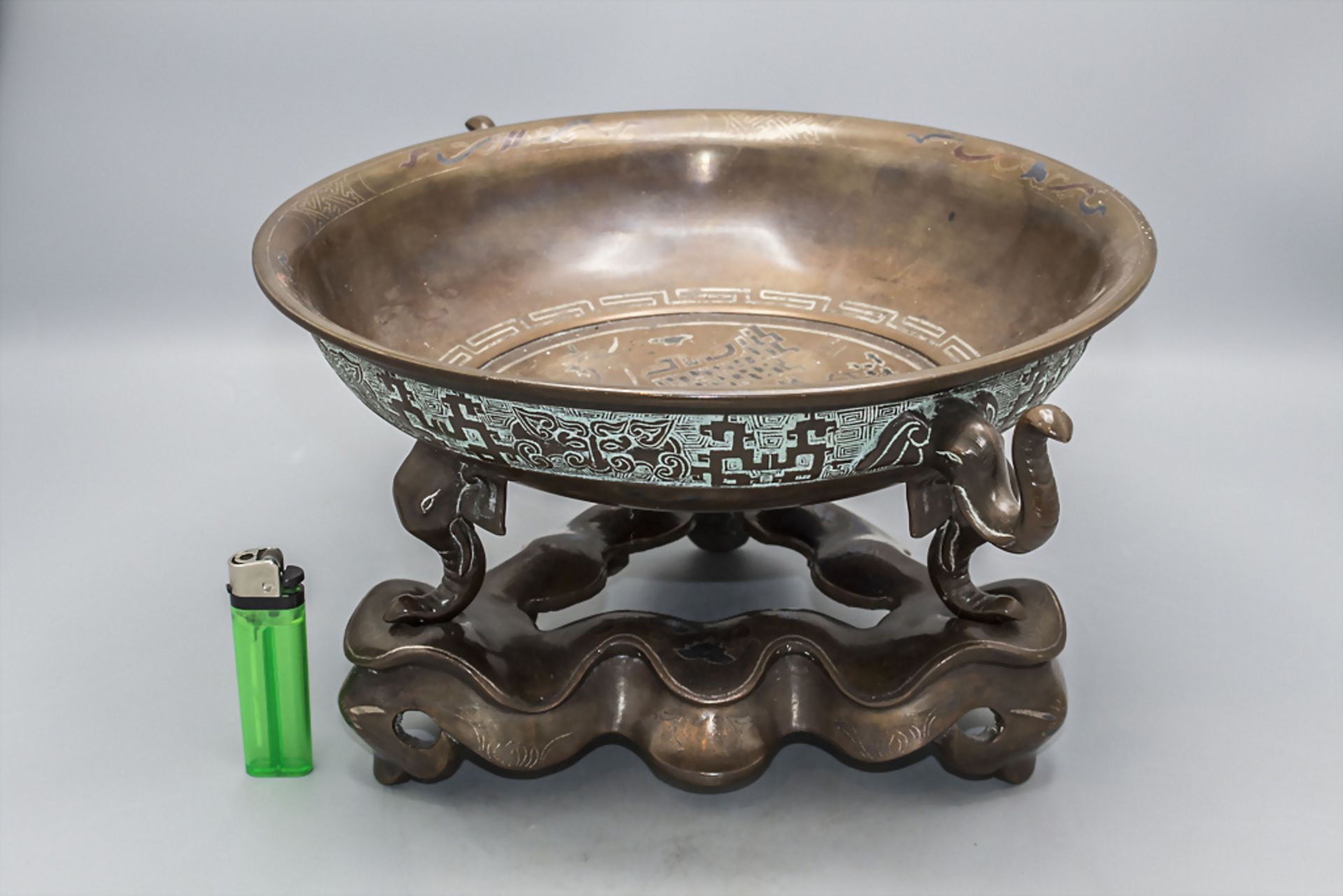 Große Zierschale / A large decorative bowl, China, Qing Dynastie (1644-1911), 18./19. Jh. - Bild 2 aus 6