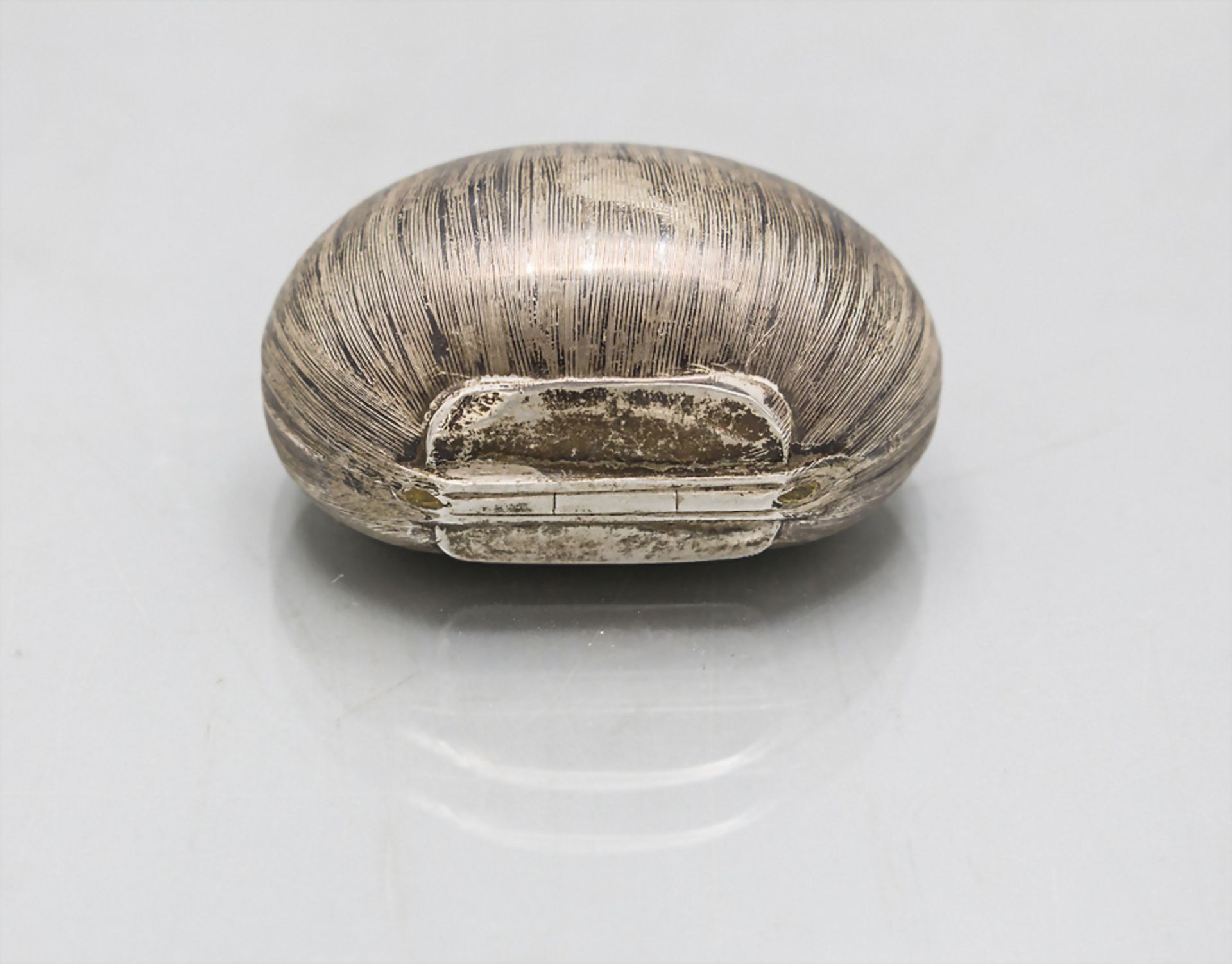 Kleine Dose in Form einer Marone / A small silver box in the shape of a chestnut, Italien, um 1960