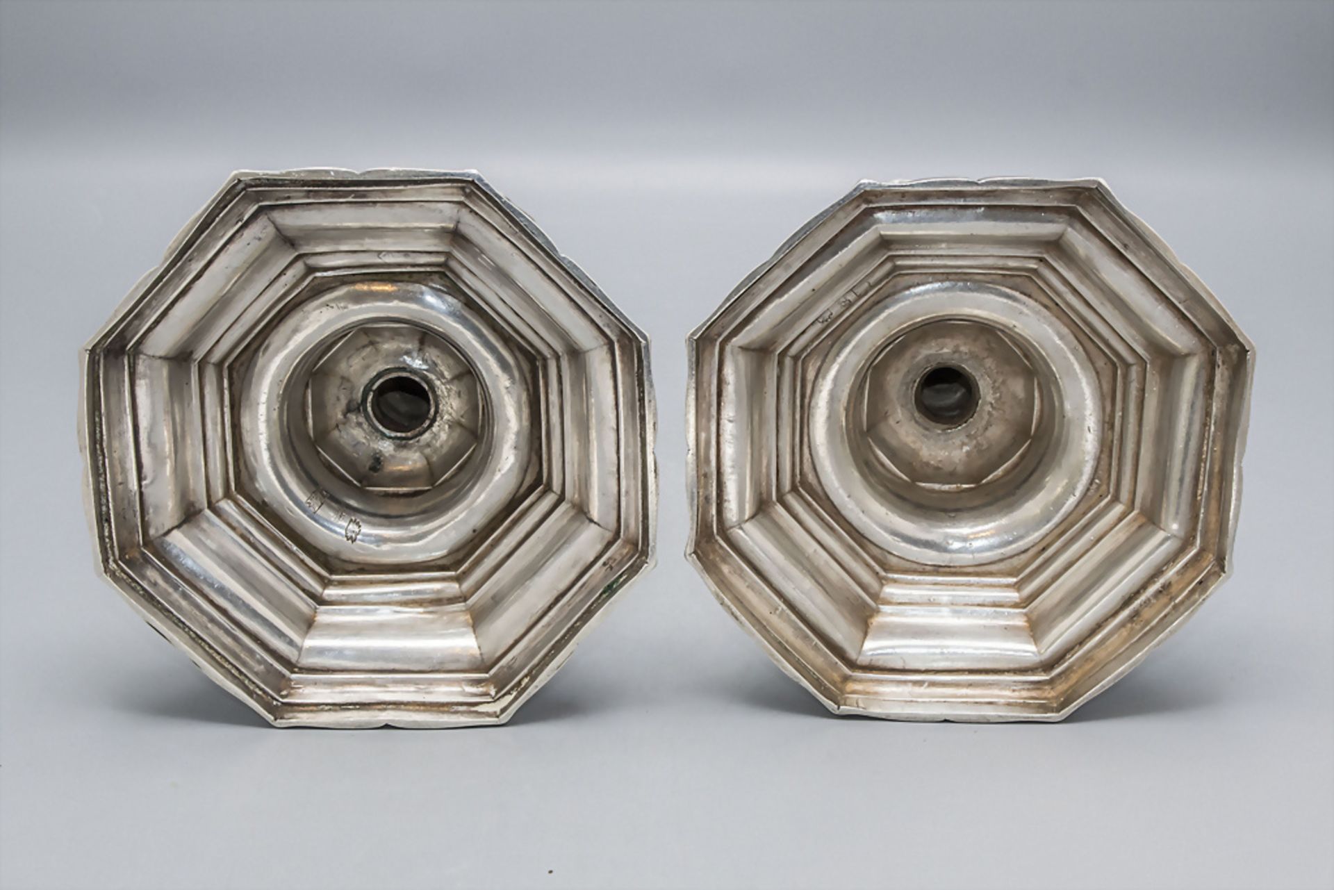 Paar Louis XV Kerzenleuchter / A pair of Louis XV silver candlesticks / Paire de Louis XV ... - Image 4 of 7