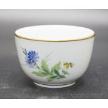 Zierschälchen mit Wiesenblumen / A small bowl with meadow flowers, Meissen, Ende 20. Jh.