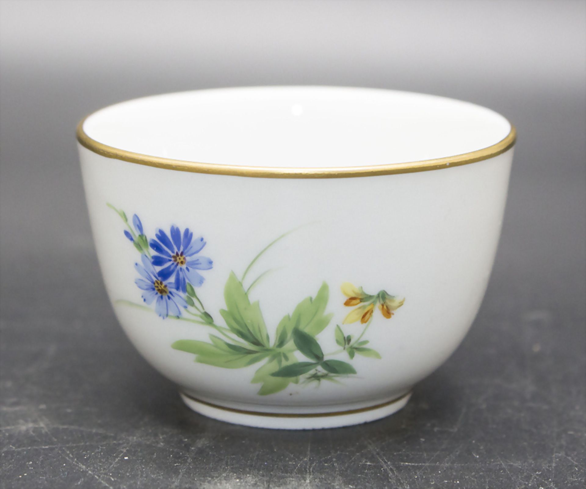 Zierschälchen mit Wiesenblumen / A small bowl with meadow flowers, Meissen, Ende 20. Jh.