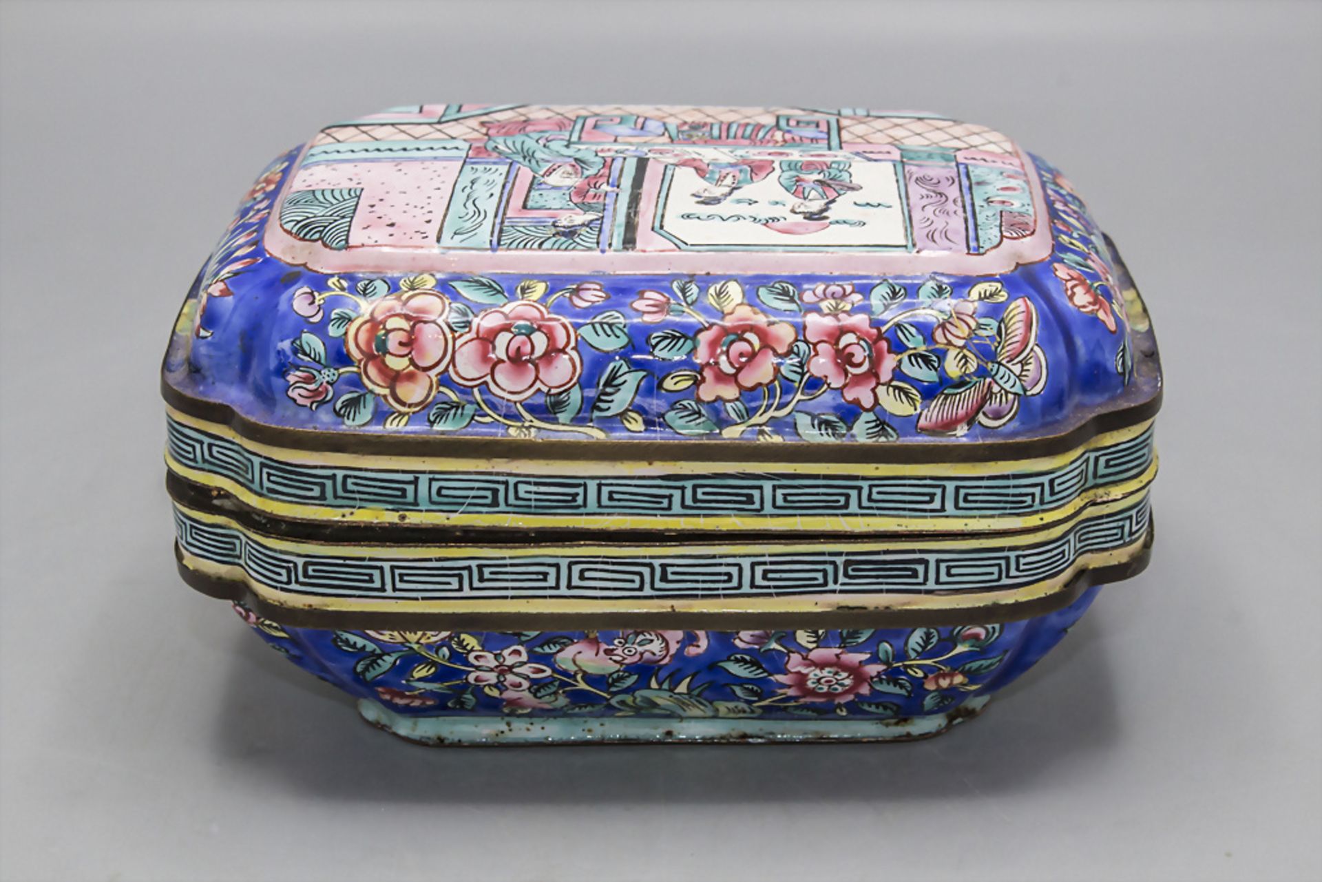 Kantonemail-Deckeldose / An enamelled lidded box, China, Qing-Dynastie (1644-1911) - Bild 3 aus 6