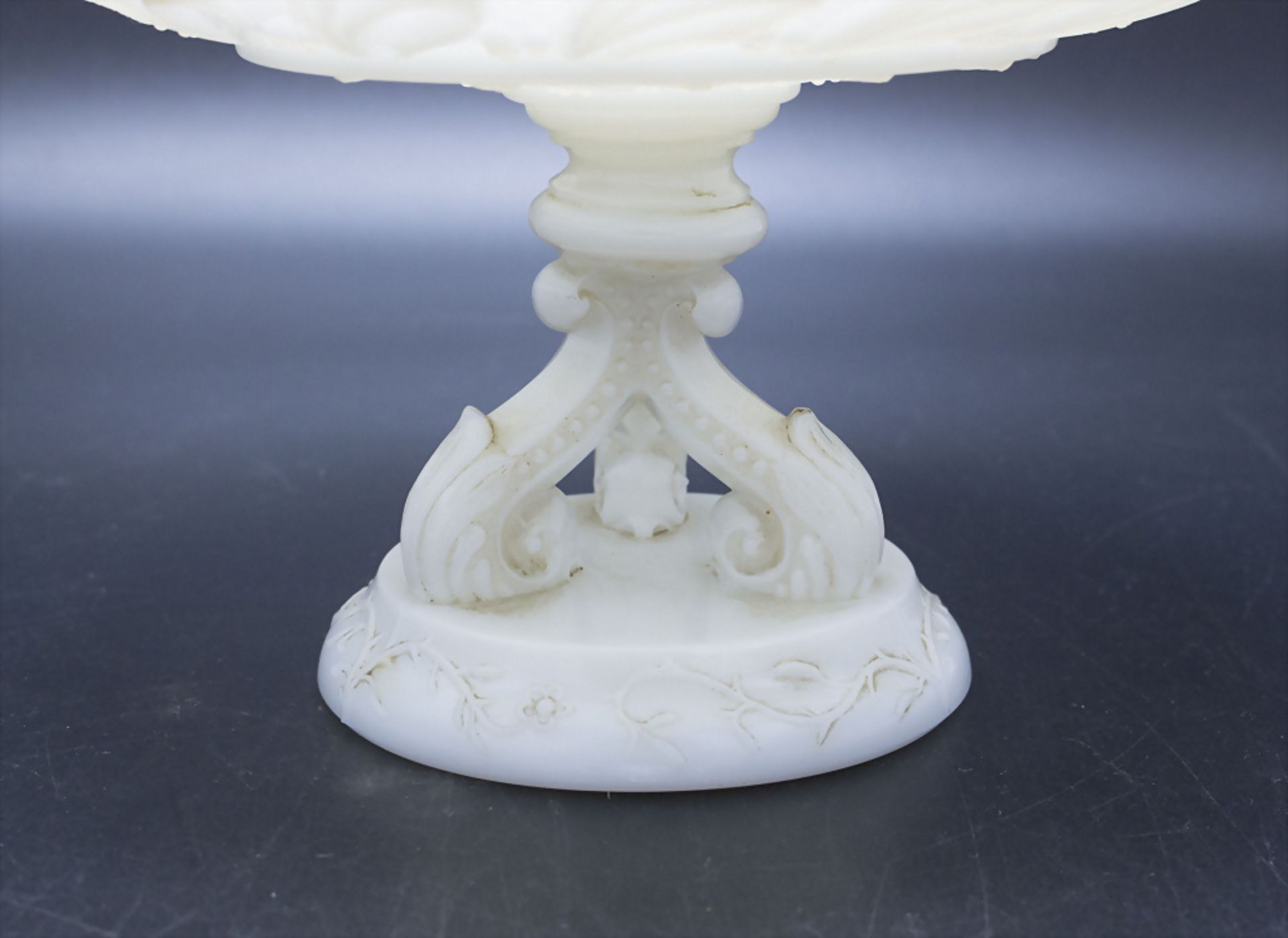 Anbietschale / Fußschale / A footed pressed opaline glass bowl, Cristallerie de Portieux, ... - Image 4 of 4