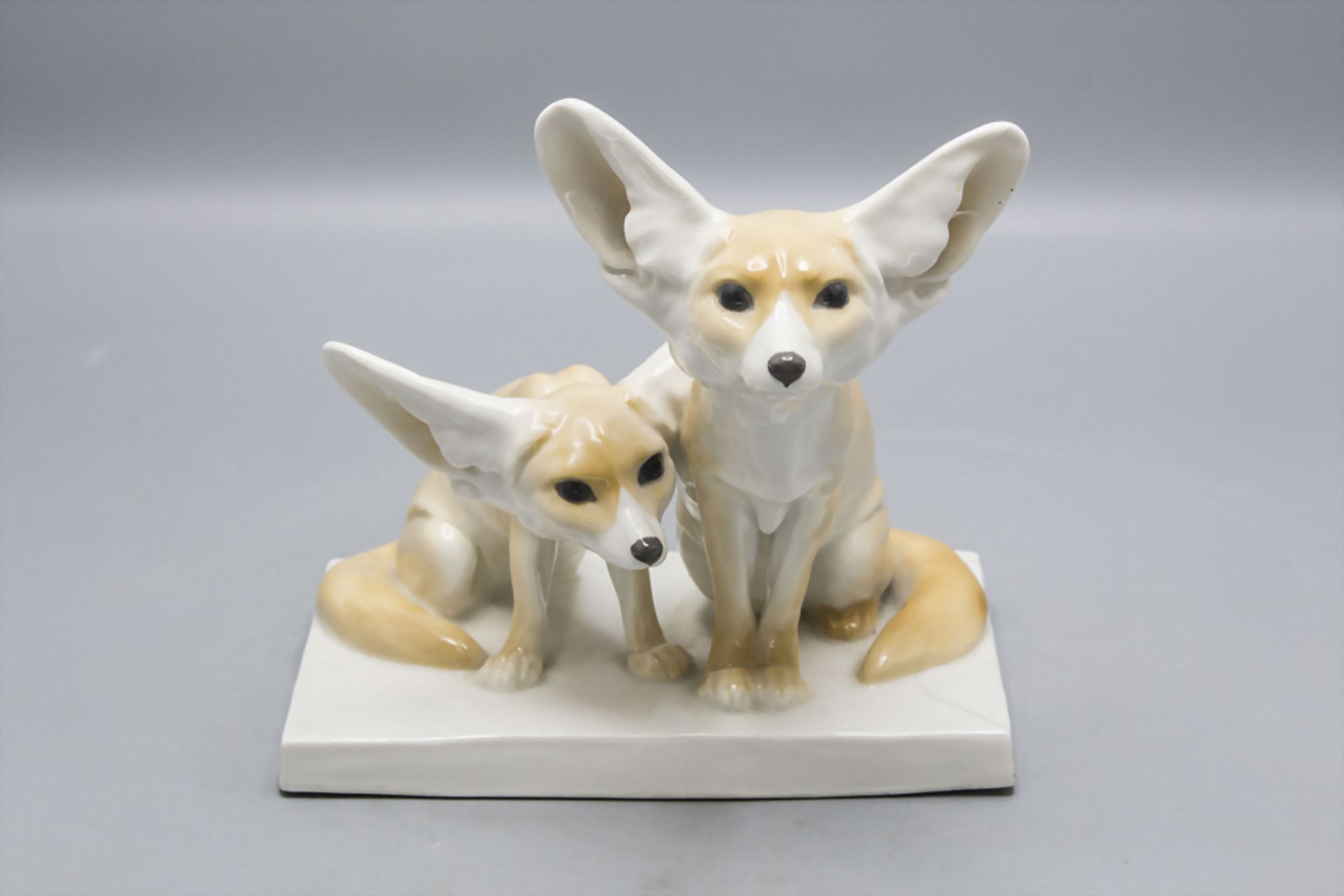 Figurenpaar 'Zwei Wüstenfüchse' / Fenneks / A figural animal group of two desert foxes, Otto ...
