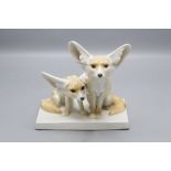 Figurenpaar 'Zwei Wüstenfüchse' / Fenneks / A figural animal group of two desert foxes, Otto ...