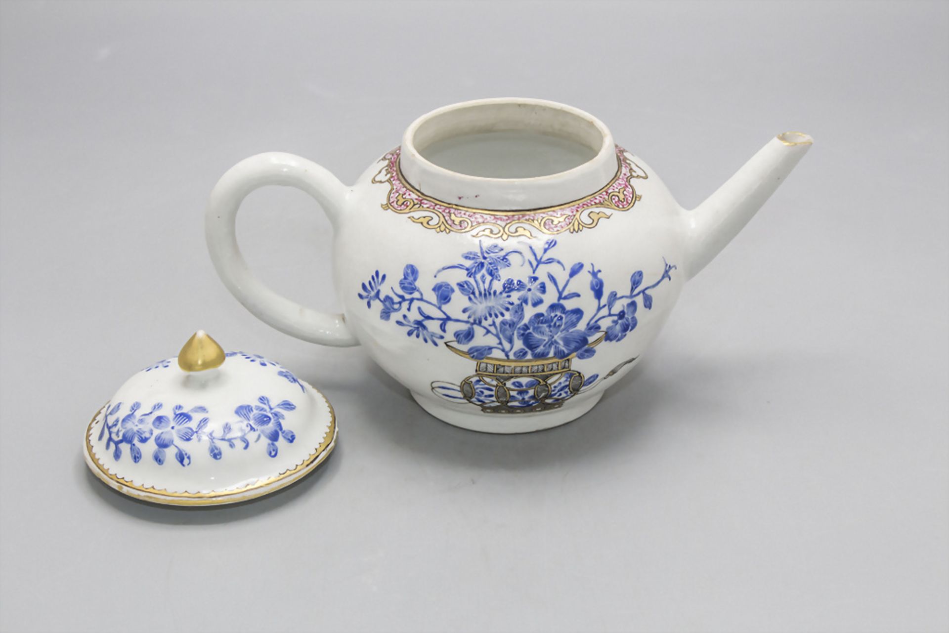 Teekännchen / A porcelain tea pot, Qing-Dynastie (1644-1911), wohl Qianlong-Periode (1736-1795) - Image 3 of 5