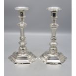 Paar Louis XV Kerzenleuchter / A pair of Louis XV silver candlesticks / Paire de Louis XV ...