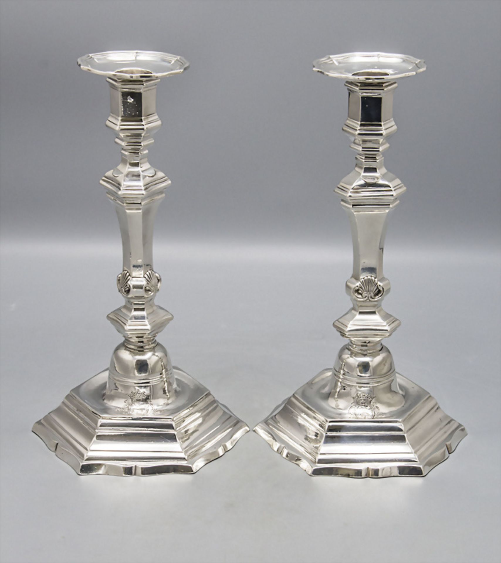 Paar Louis XV Kerzenleuchter / A pair of Louis XV silver candlesticks / Paire de Louis XV ...