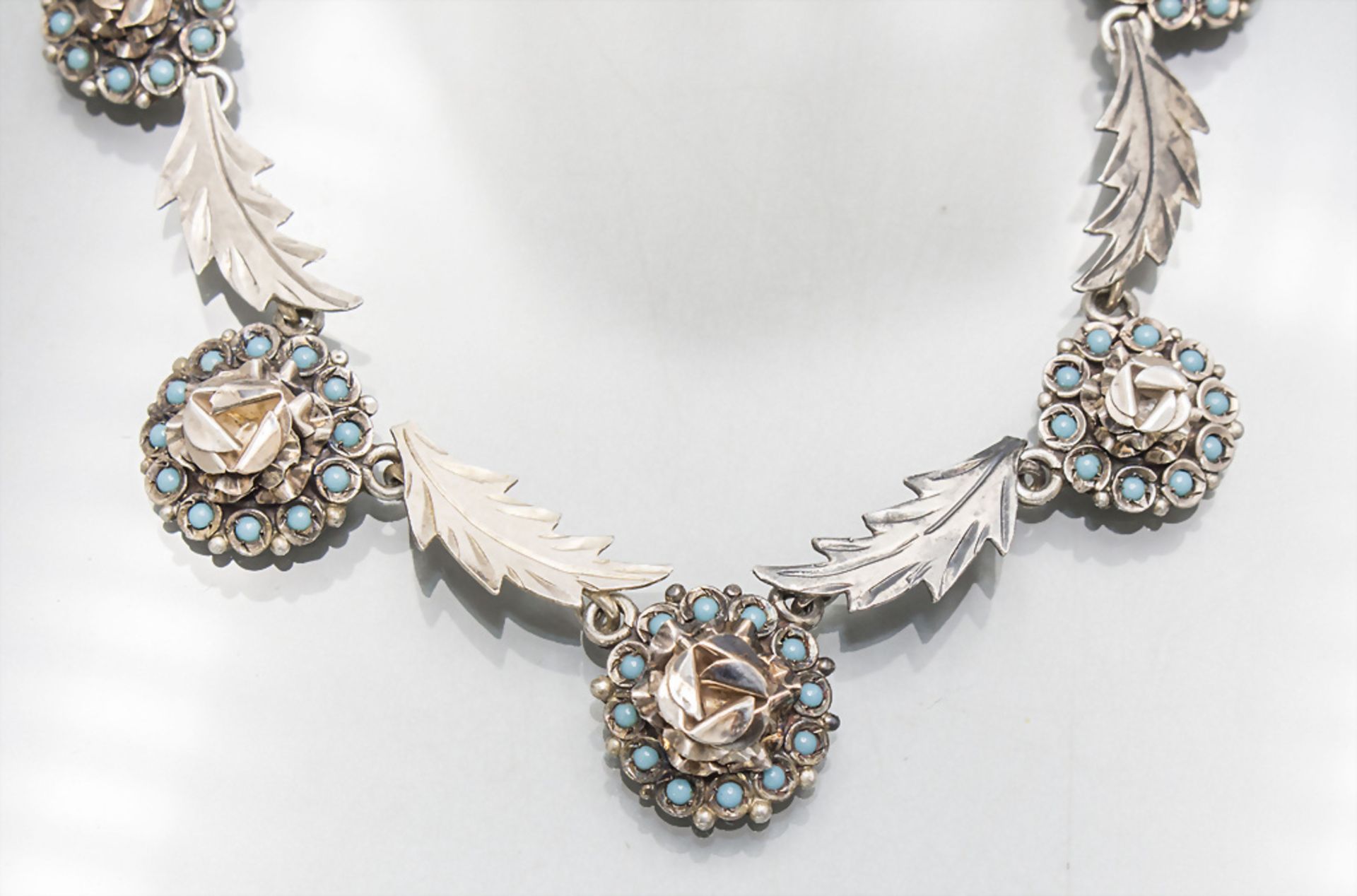 Jugendstil Kollier mitTürkisen / An Art Nouveau necklace with Turquoise, um 1910/20 - Image 2 of 6