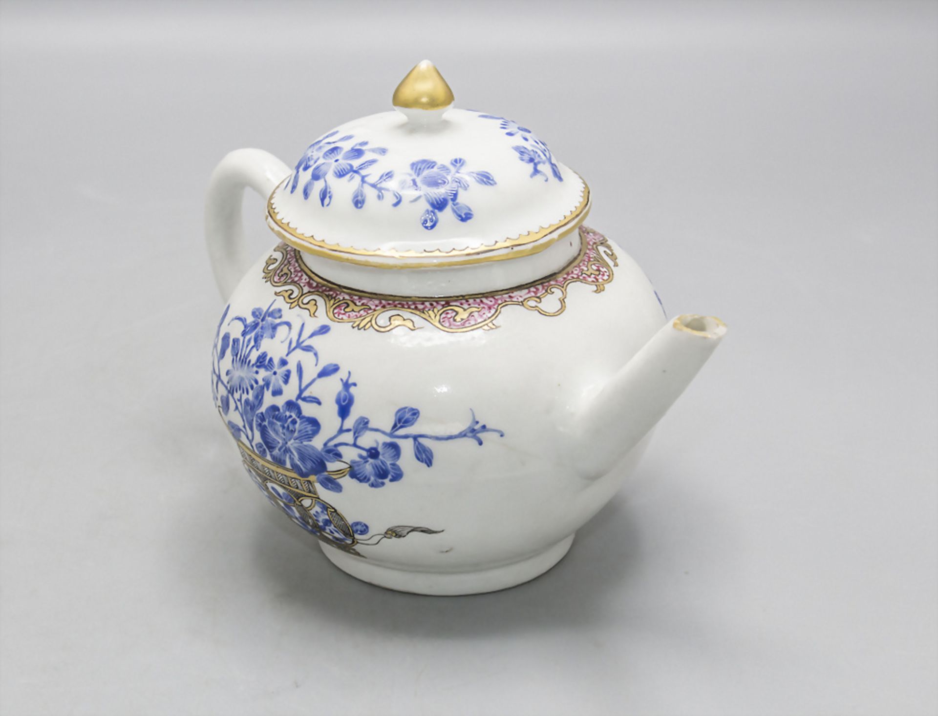 Teekännchen / A porcelain tea pot, Qing-Dynastie (1644-1911), wohl Qianlong-Periode (1736-1795) - Image 2 of 5