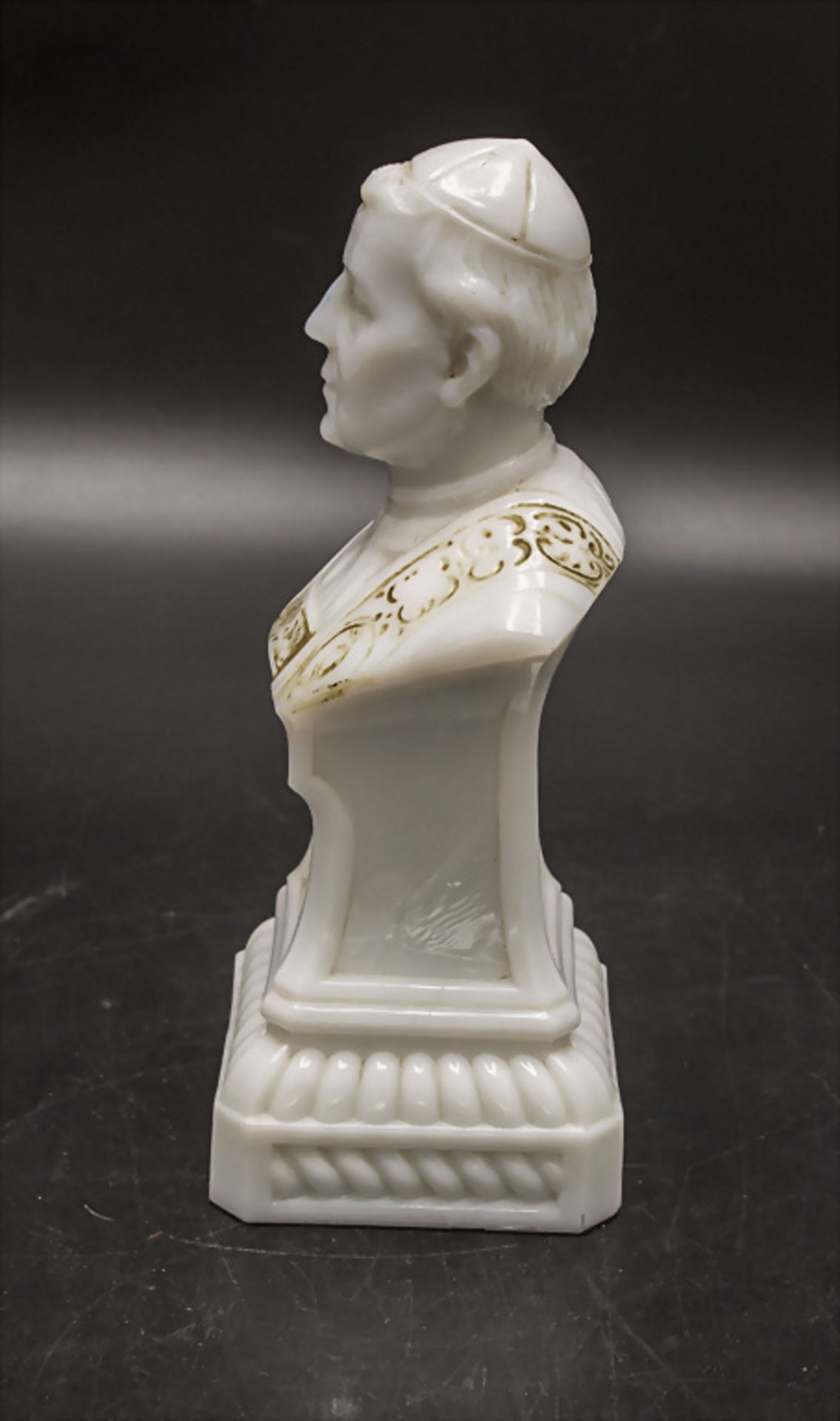 Papst Pius X. Büste / A glass bust of Pope Pius X., Vallérysthal, um 1907 - Image 2 of 4