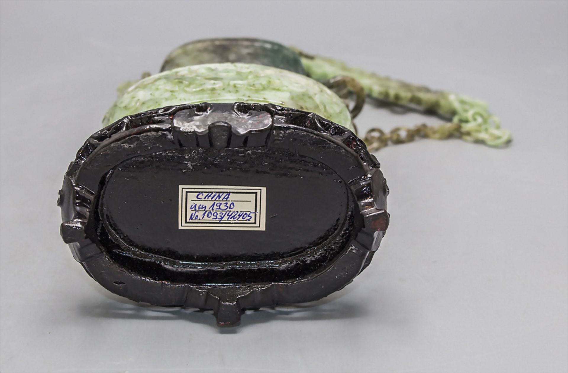 Feine Jade-Deckelvase an Hängekette / A fine jade lidded vase on a chain, China, um 1920 - Bild 8 aus 10