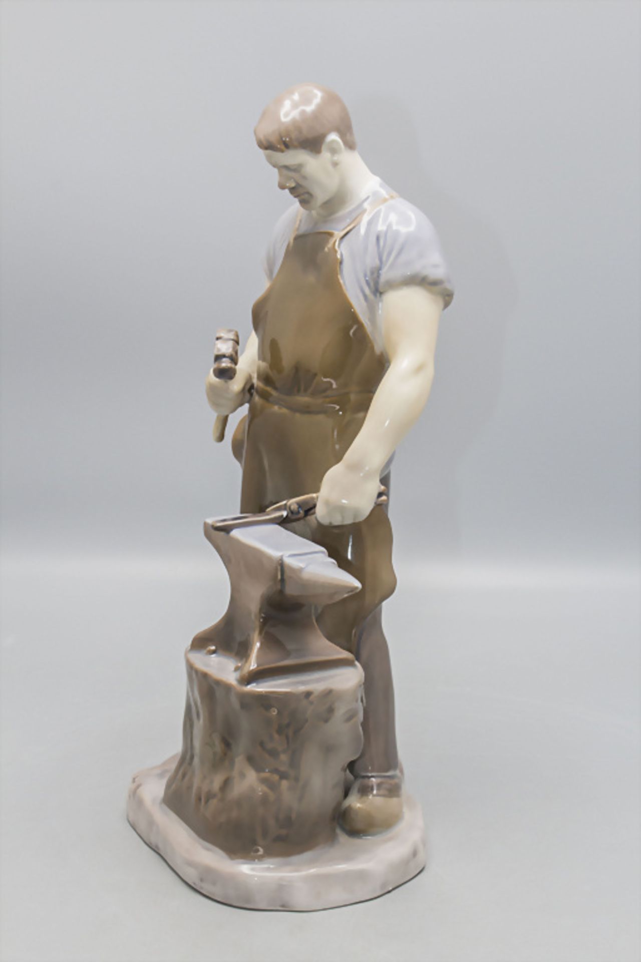 Porzellanfigur 'Schmied' / A porcelain figure of a blacksmith, Bing & Gröndahl, Copenhagen - Bild 4 aus 8