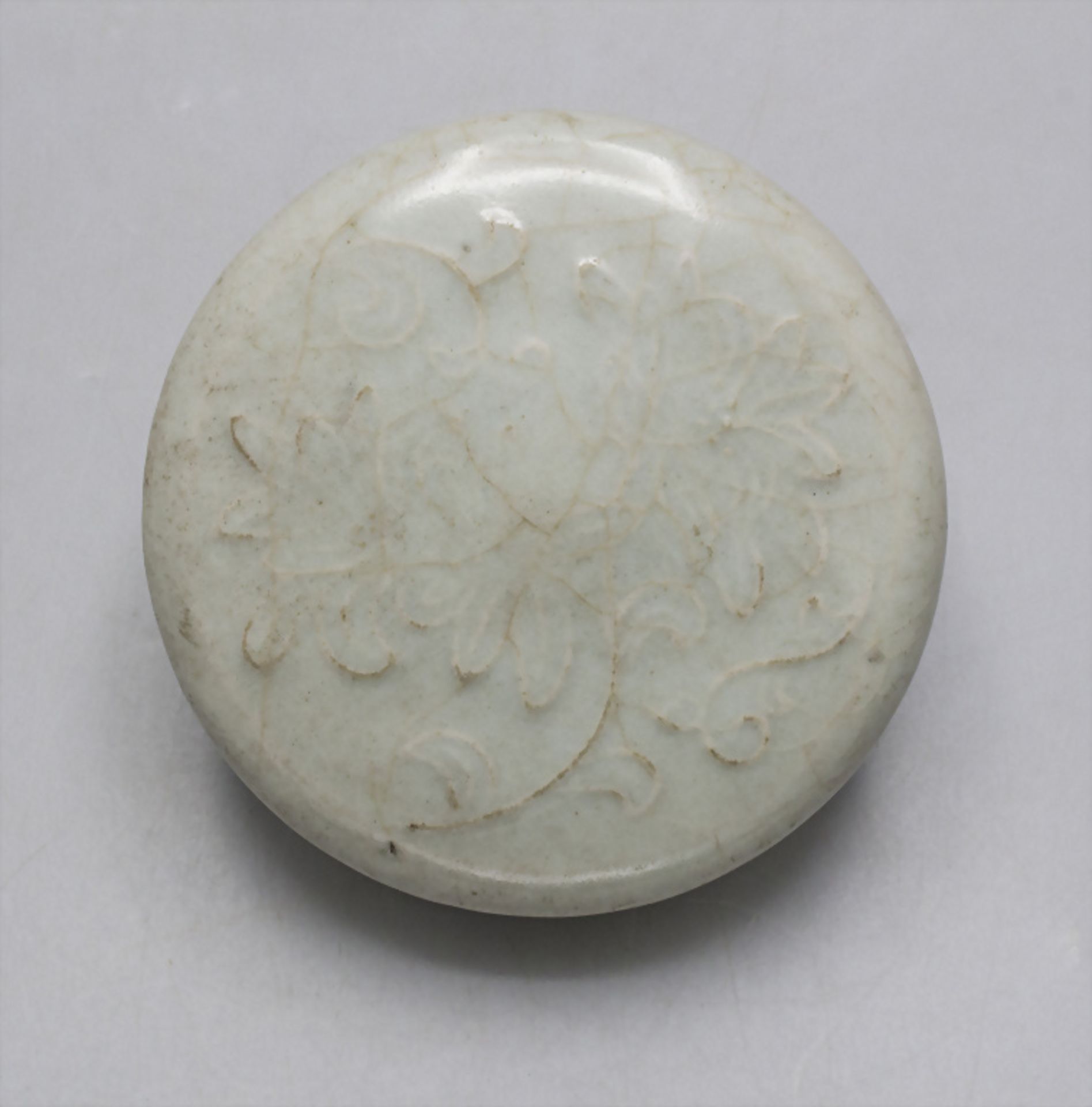 Seladon Deckeldose / A celadon lidded box, 19. Jh. - Image 2 of 4