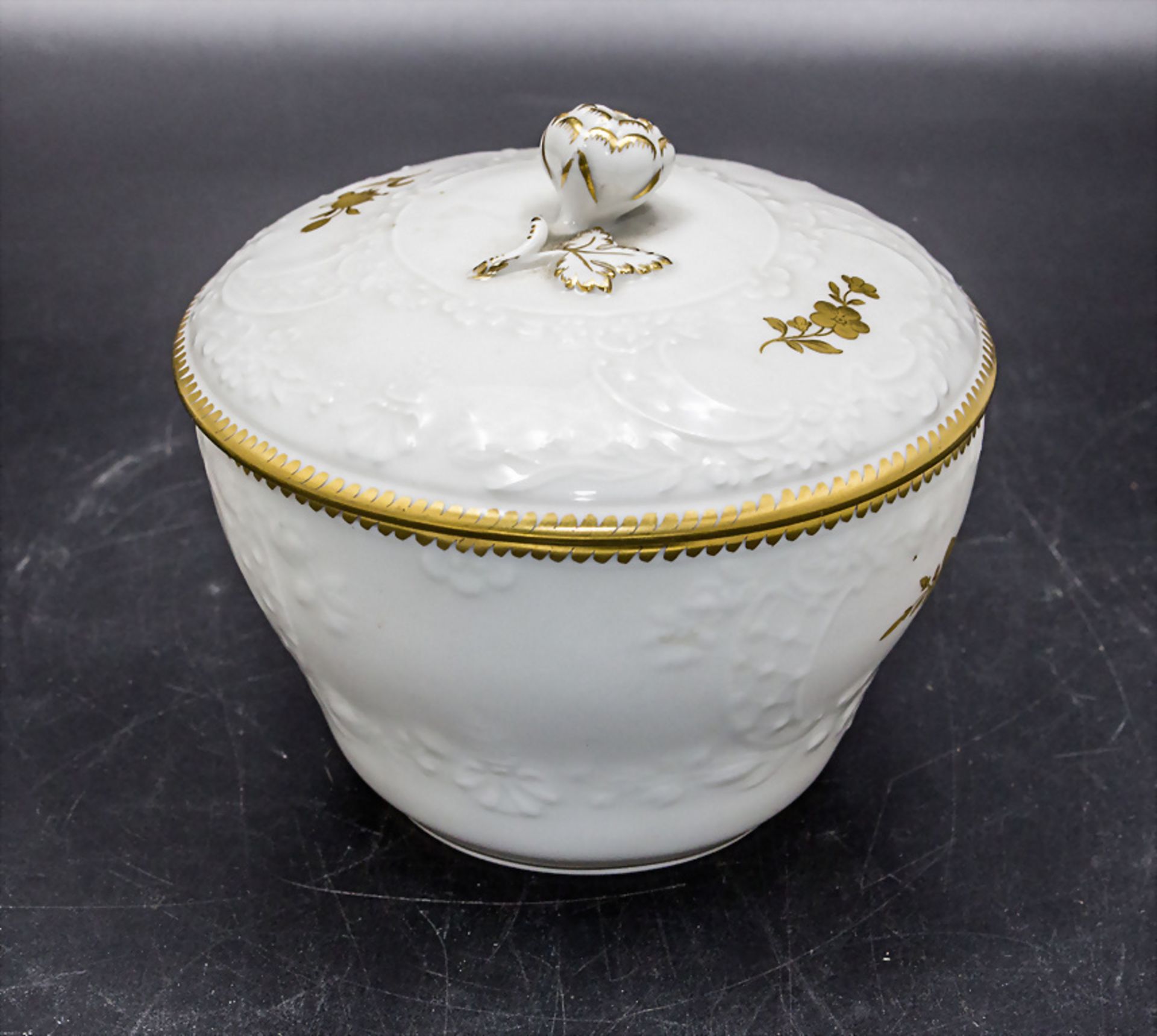 Zuckerdose mit Reliefdekor 'Marseille' / A lidded sugar bowl with relief decoration, Meissen, ... - Bild 3 aus 5