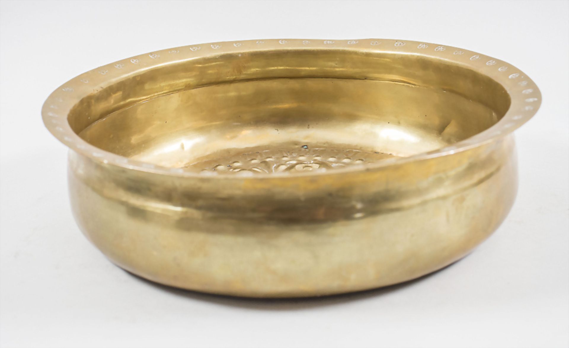 Kleine Beckenschlägerschüssel / A small brass bowl, wohl Nürnberg, 16./17. Jh. - Bild 3 aus 6