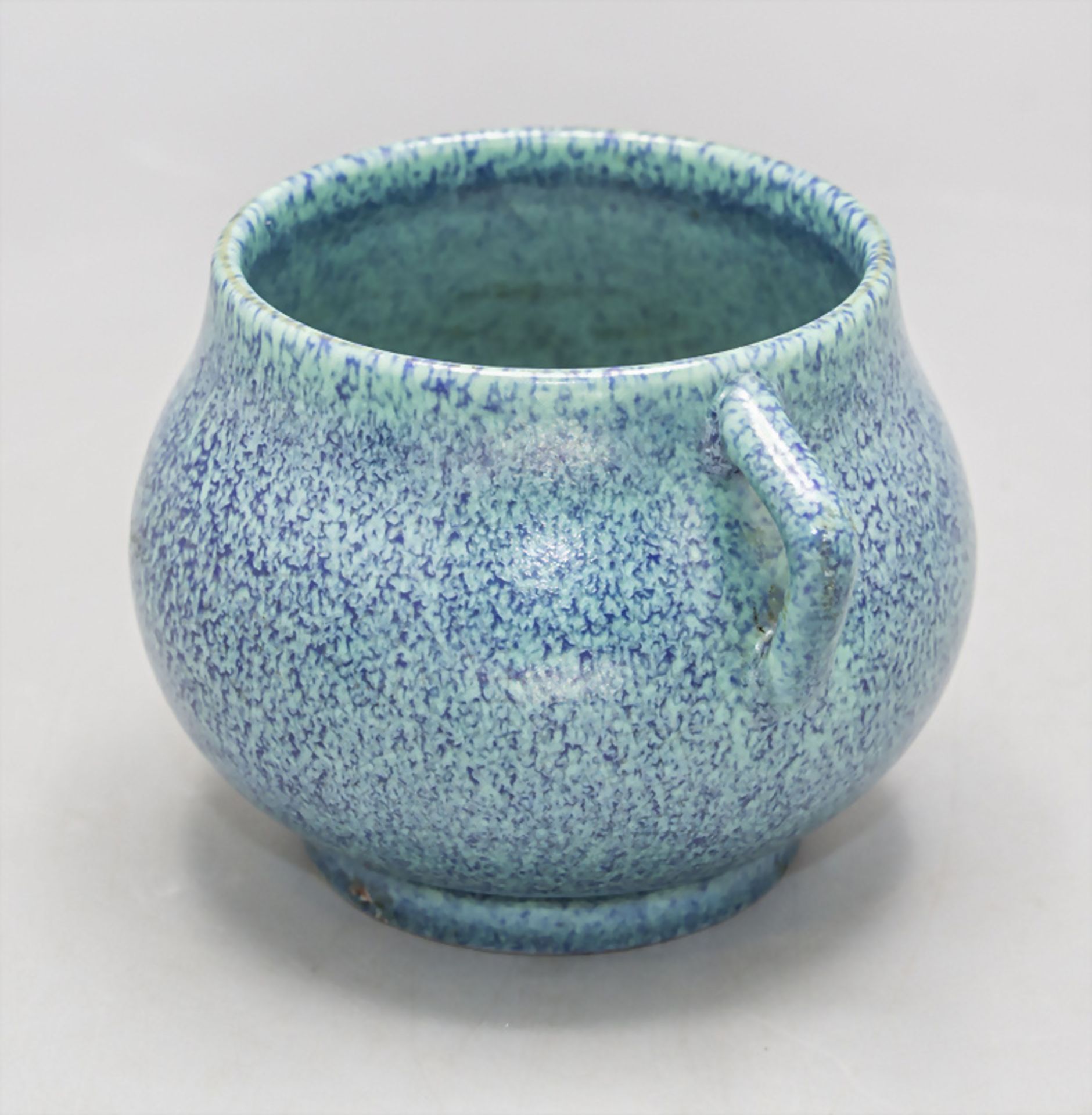 Blaues Henkelgefäß / A blue pot with handles, China, 20. Jh. - Bild 2 aus 3