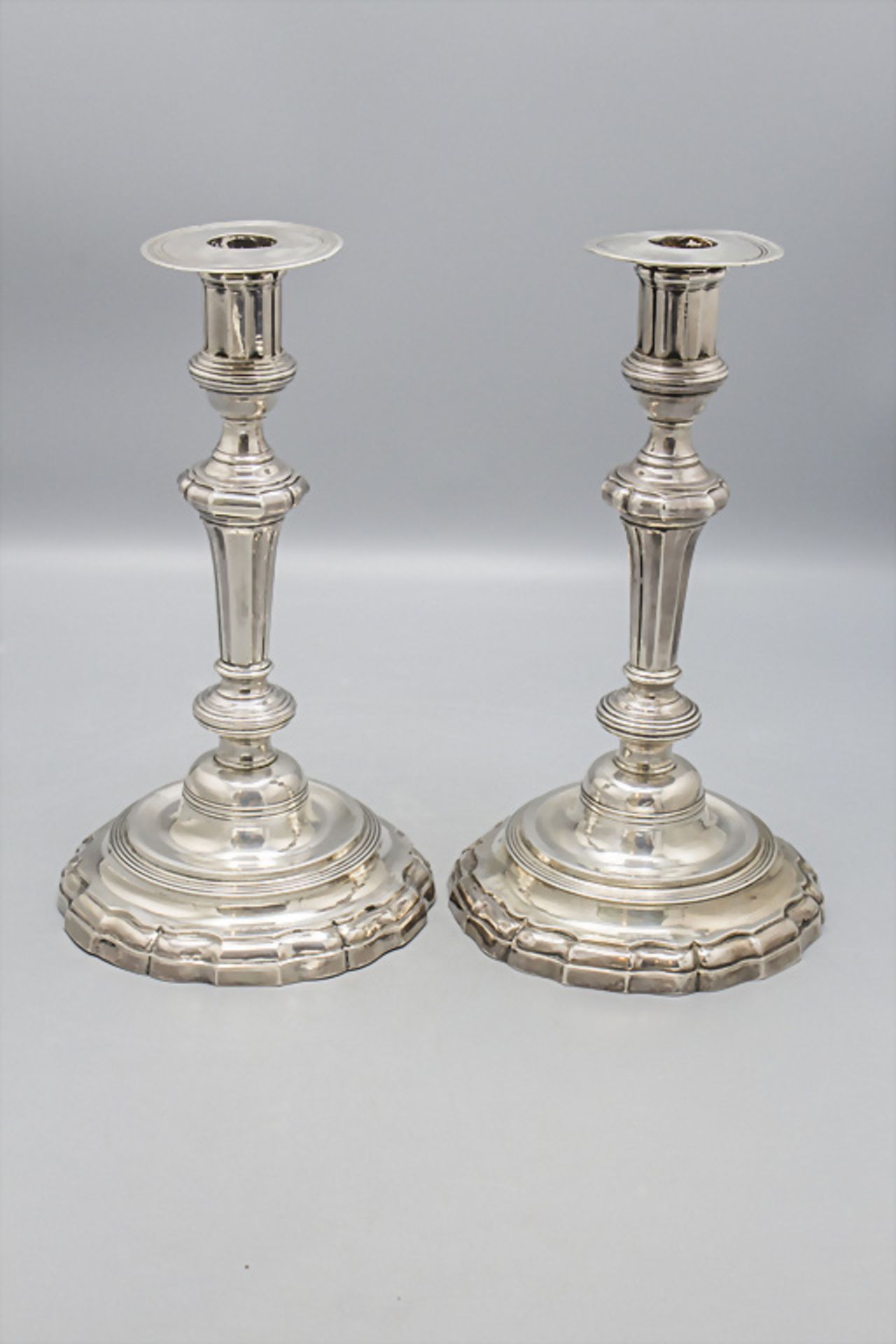 Paar Louis XV Kerzenleuchter / A pair of Louis XV silver candlesticks / Paire de Louis XV ... - Bild 3 aus 8