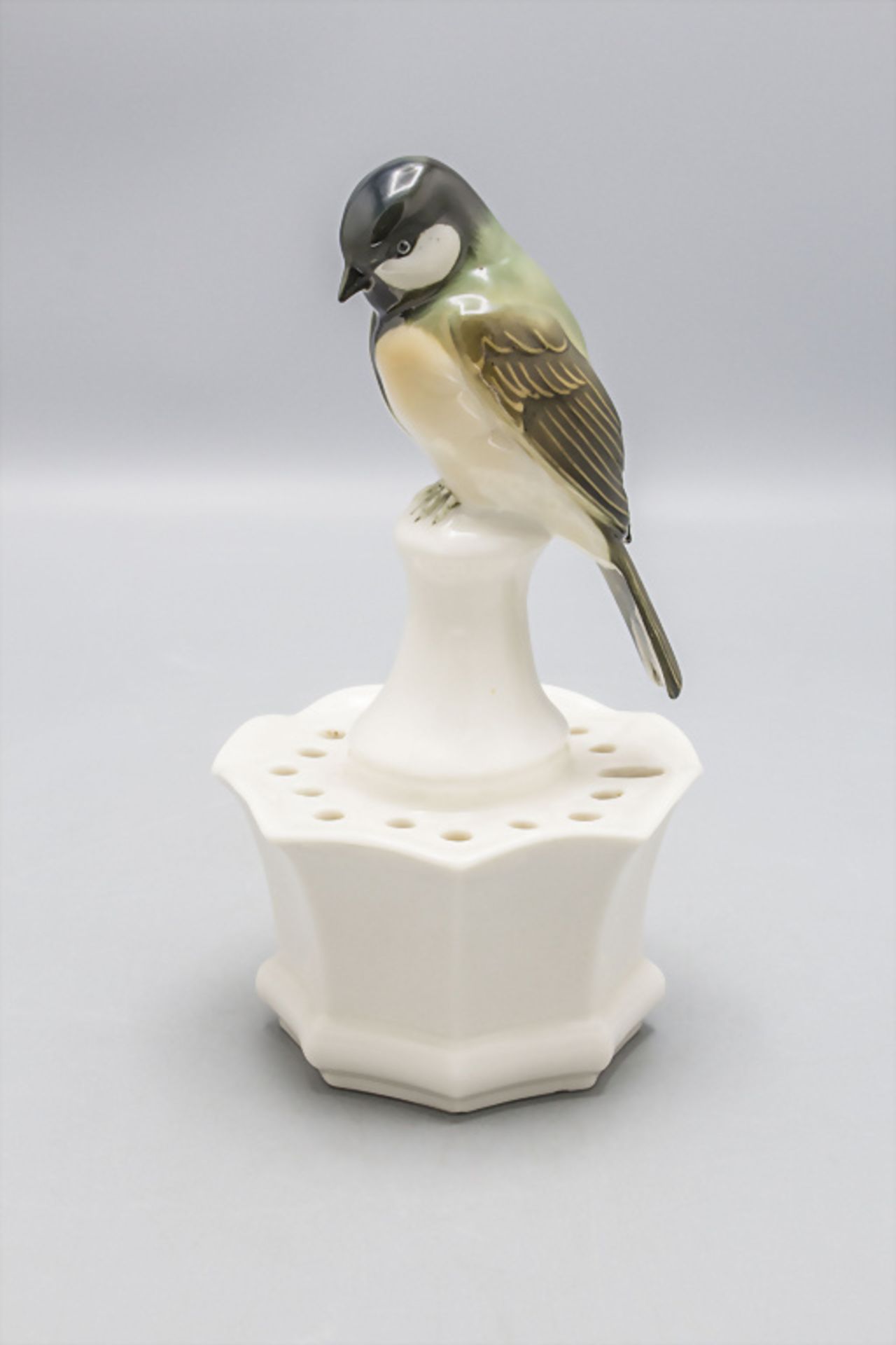 Kohlmeise auf Postament / Blumensteckschale / A great tit on a base with holes for flowers, ... - Image 2 of 5