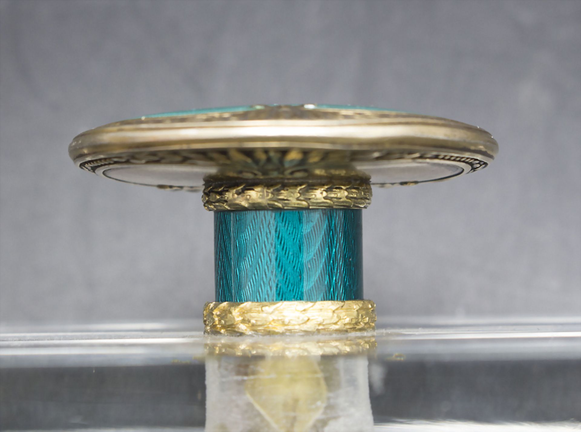 Glasdose mit Silber-Email-Knauf / A glass bowl with enamelled silver knob, wohl Russland, um 1900 - Bild 2 aus 5