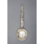 Art Déco Sahnelöffel mit Vogeldekor / An Art Deco silver serving spoon with birds, Bruckmann & ...