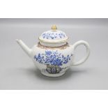 Teekännchen / A porcelain tea pot, Qing-Dynastie (1644-1911), wohl Qianlong-Periode (1736-1795)