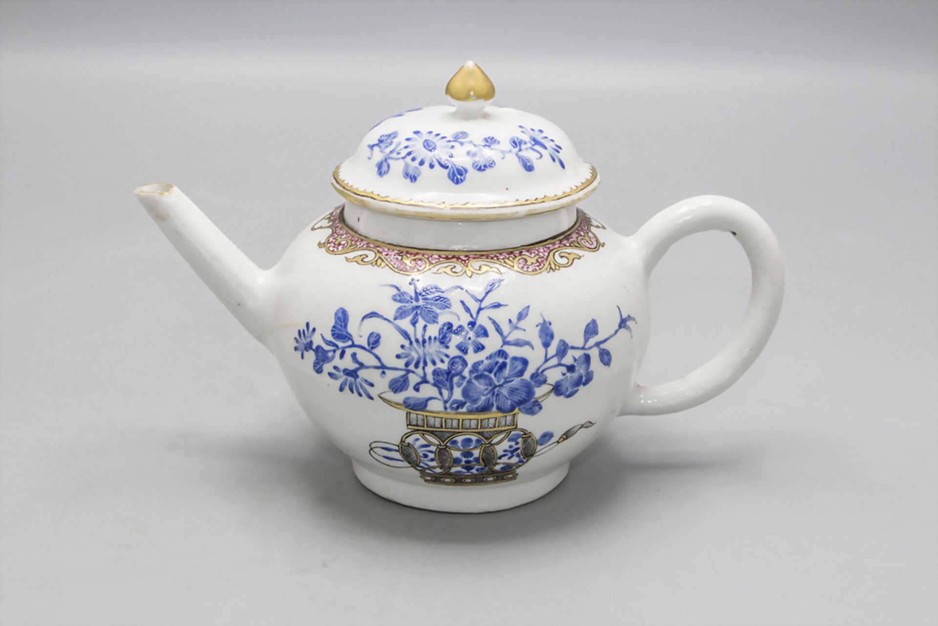Teekännchen / A porcelain tea pot, Qing-Dynastie (1644-1911), wohl Qianlong-Periode (1736-1795)