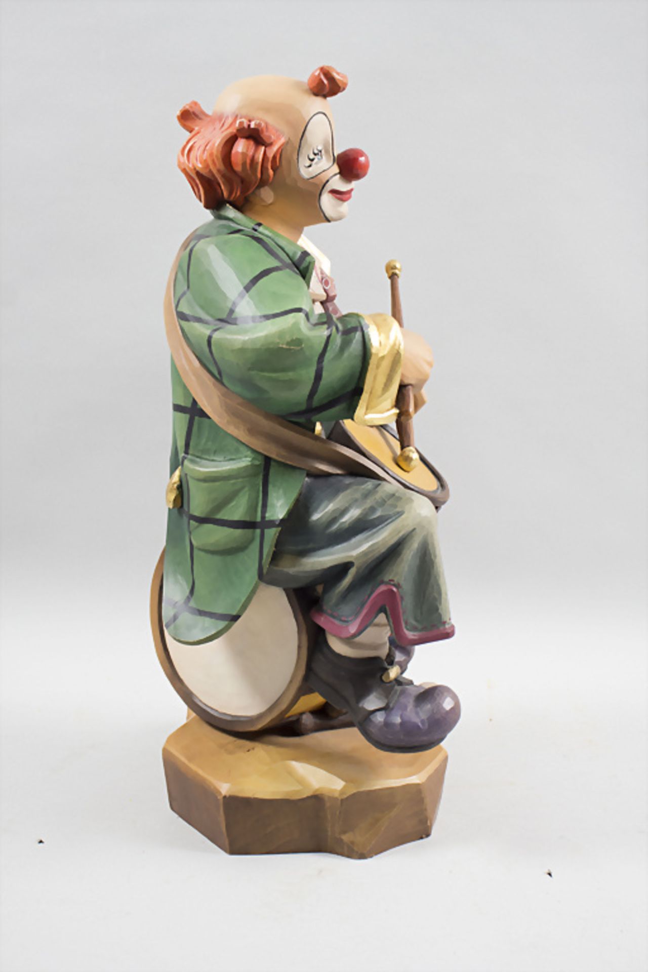 Holzskulptur 'Clown mit Trommel' / A wooden sculpture of a clown with drum, Oswald Dörr, 20. Jh. - Image 5 of 6