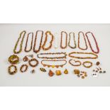 Großes Konvolut Bernstein-Schmuck / A large set of amber jewellery