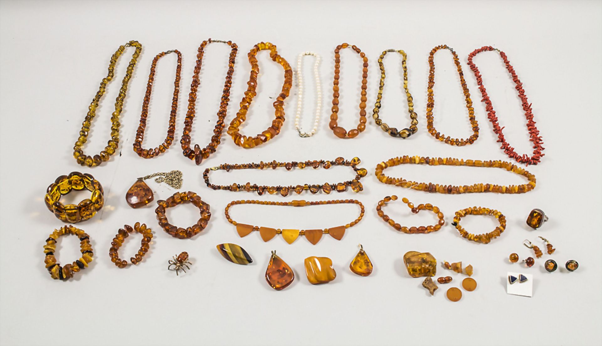 Großes Konvolut Bernstein-Schmuck / A large set of amber jewellery