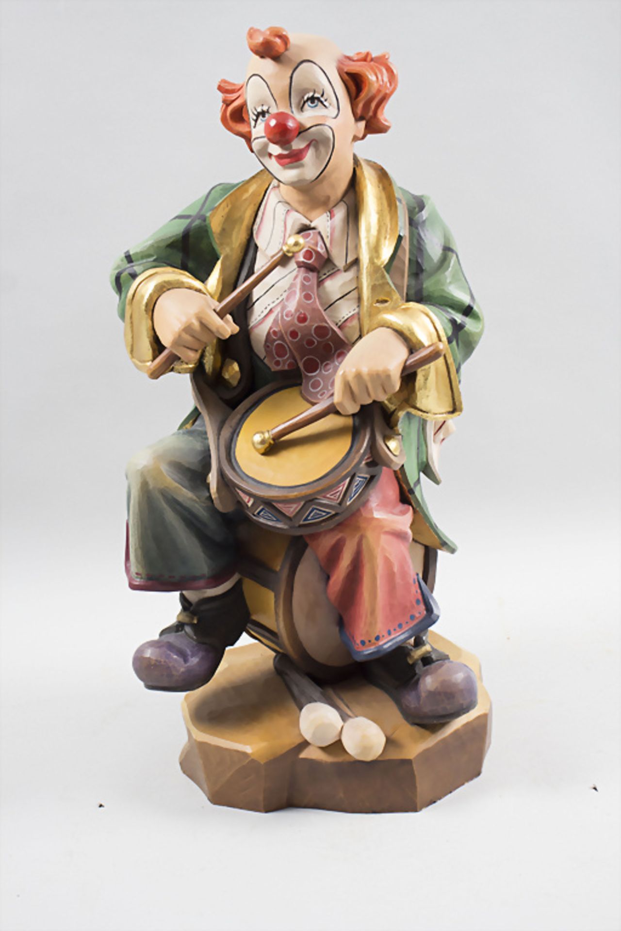 Holzskulptur 'Clown mit Trommel' / A wooden sculpture of a clown with drum, Oswald Dörr, 20. Jh.