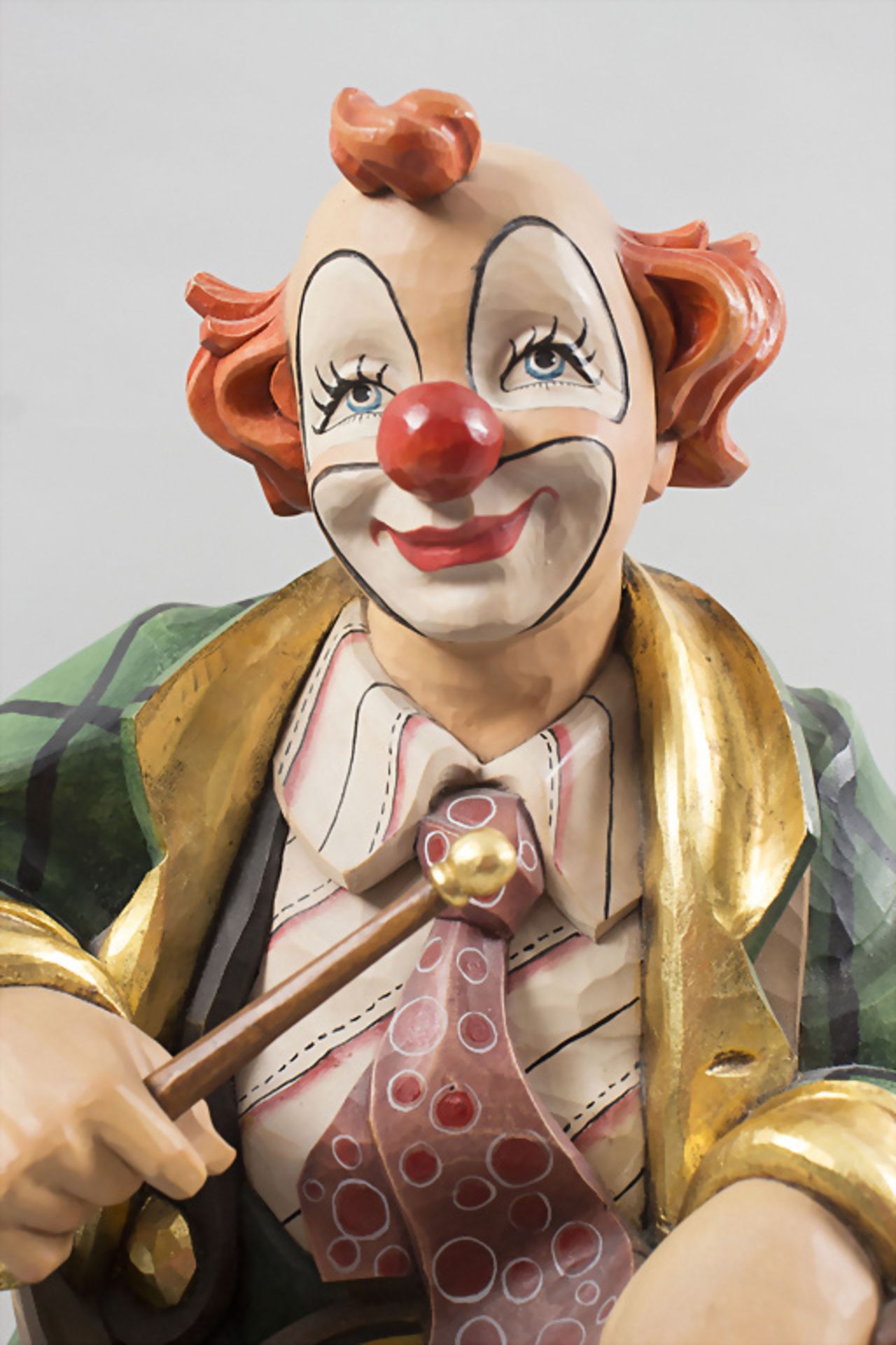 Holzskulptur 'Clown mit Trommel' / A wooden sculpture of a clown with drum, Oswald Dörr, 20. Jh. - Image 2 of 6