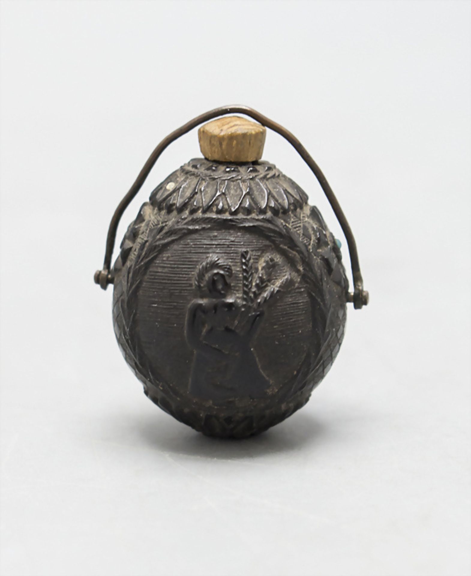 Miniatur Flakon aus einer geschnitzten Nuss / A finely carved nut as miniature flask/bottle, ... - Image 2 of 5