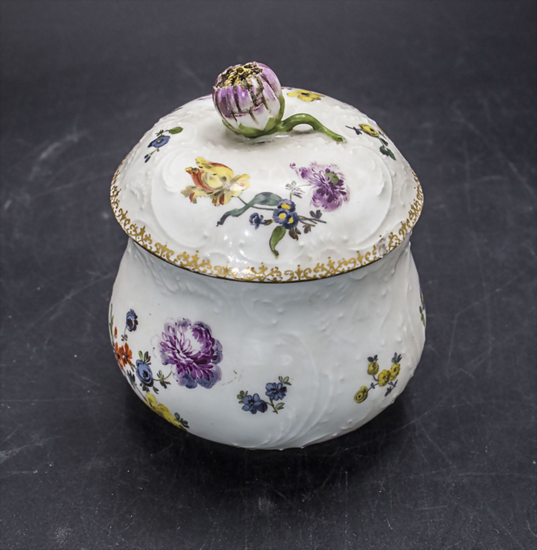Zuckerdose mit Reliefdekor / A lidded sugar bowl with flowers, Meissen, Punktzeit, Mitte 18. Jh. - Image 2 of 5