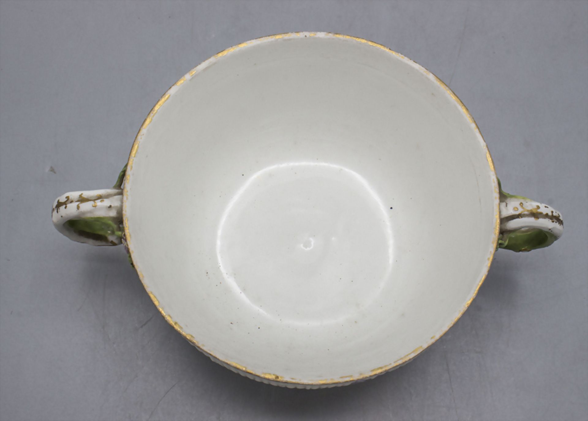 Doppelhenkelschale mit Blumenmalerei / A two handled bowl with flowers Meissen, Mitte 18. Jh. - Bild 5 aus 8