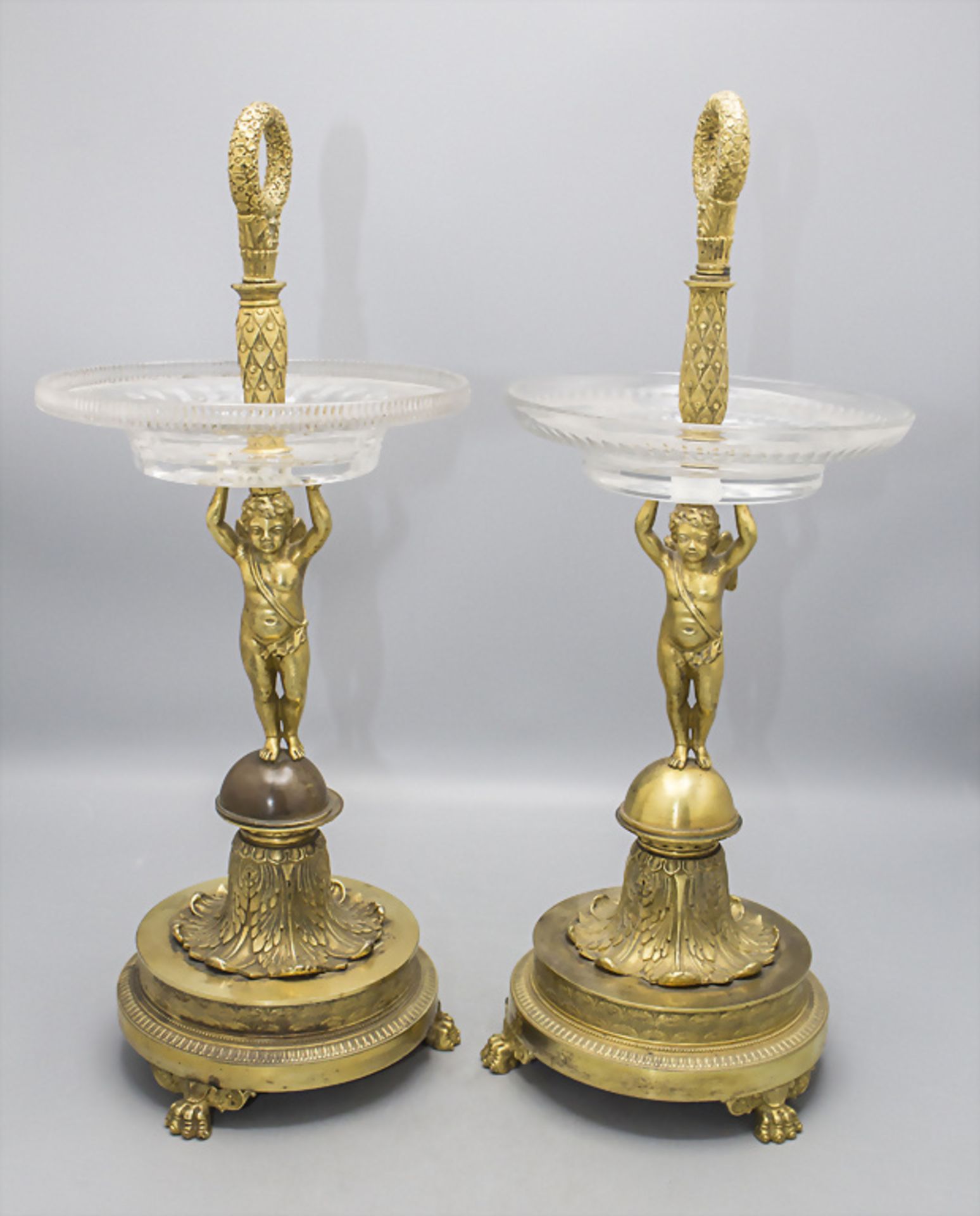 Paar Bronze Tafelaufsätze 'Amorette' / A pair of bronze centerpieces 'Armor', Paris, um 1830