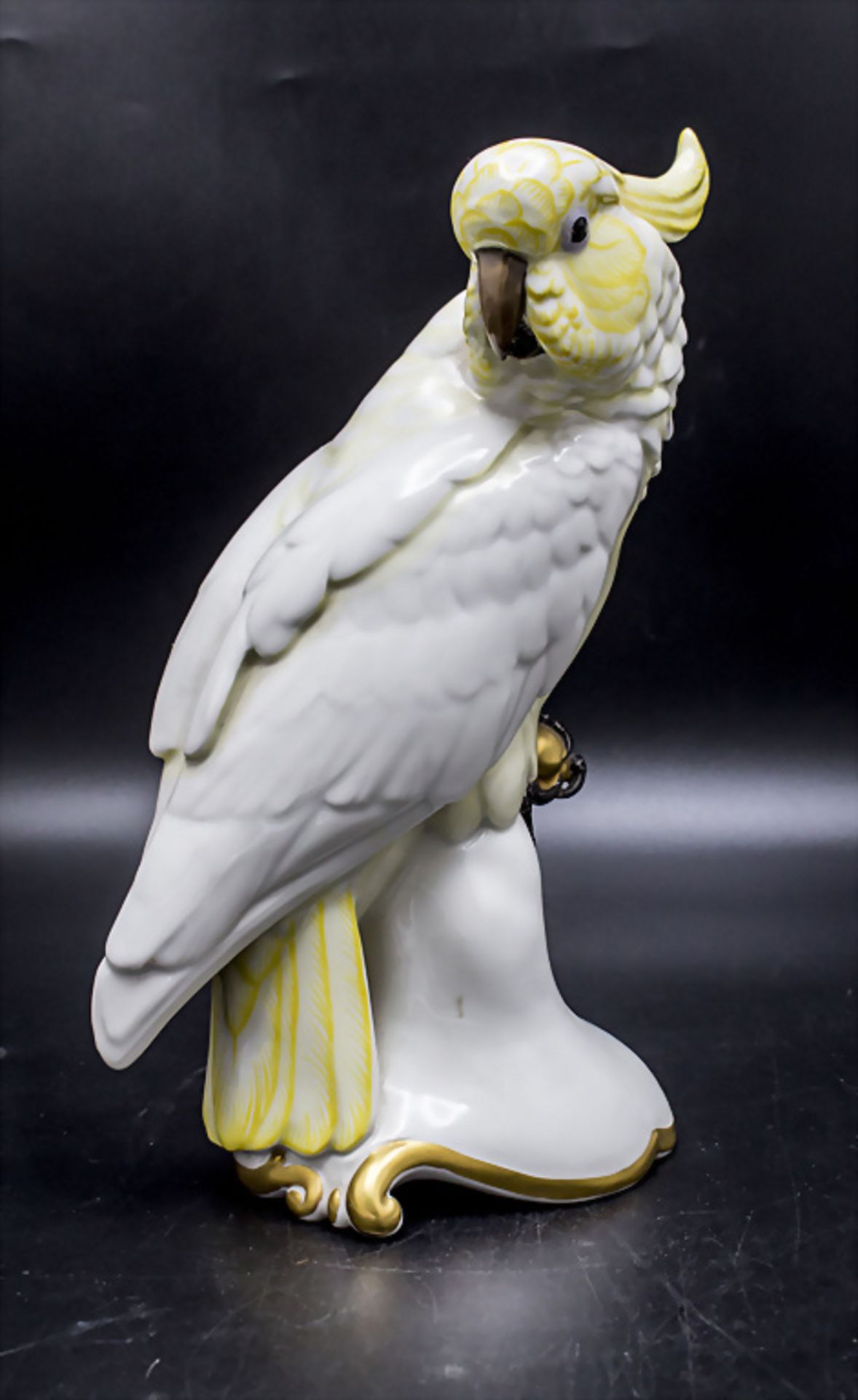 Kakadu mit Goldkugel / A cockatoo with a golden ball, Theodor Kärner, Rosenthal, Selb, um 1923 - Image 2 of 5