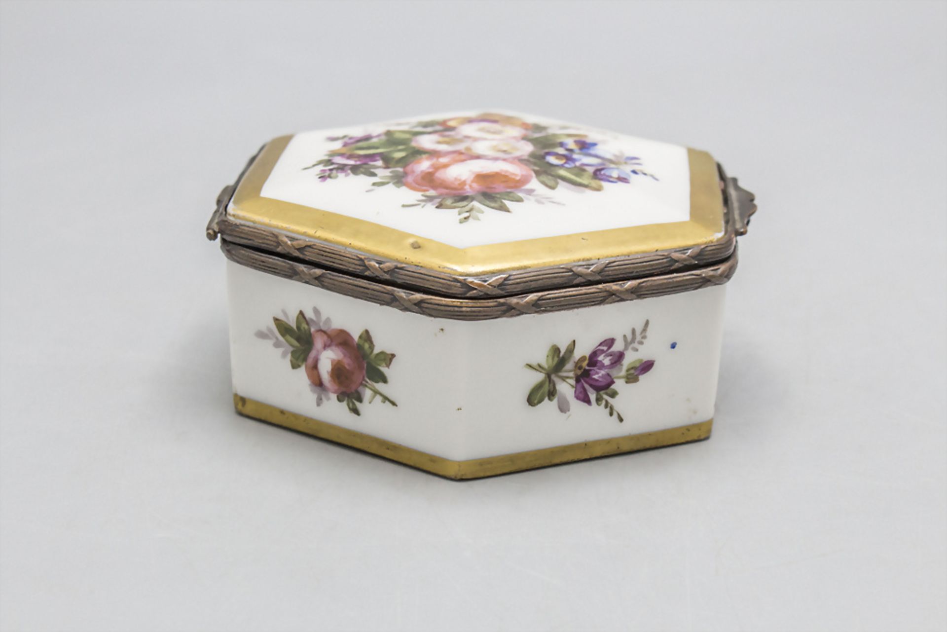 Deckeldose mit Blumenmalerei / A lidded porcelain box with flowers, Jacob Petit, Paris, 2. ... - Bild 5 aus 7
